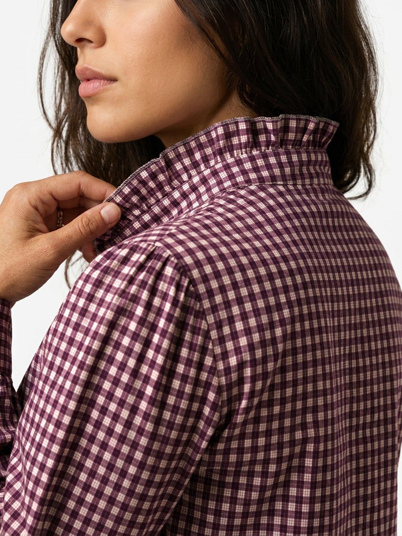 Gros plan col blouse vichy prune