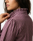 Gros plan col blouse vichy prune