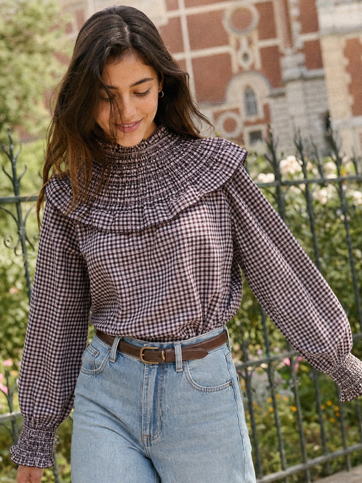 Portrait blouse vichy col smocké bordeaux