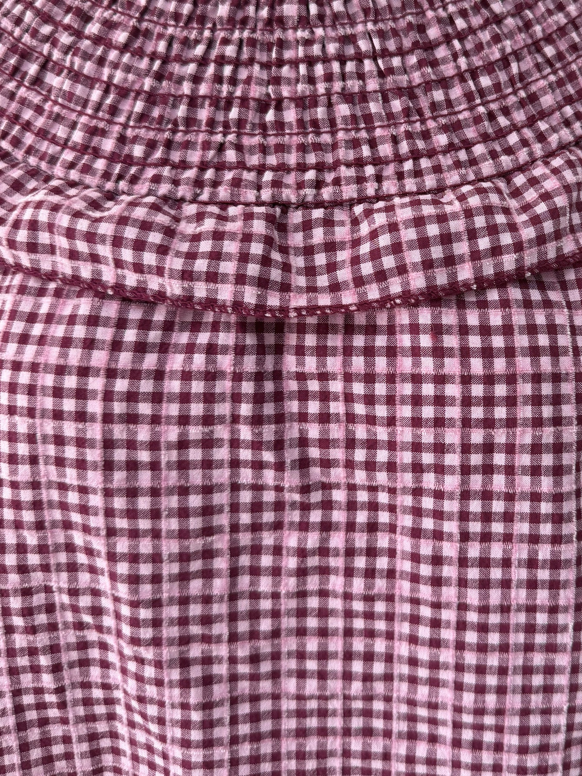 Zoom tissu vichy bordeaux et smocks