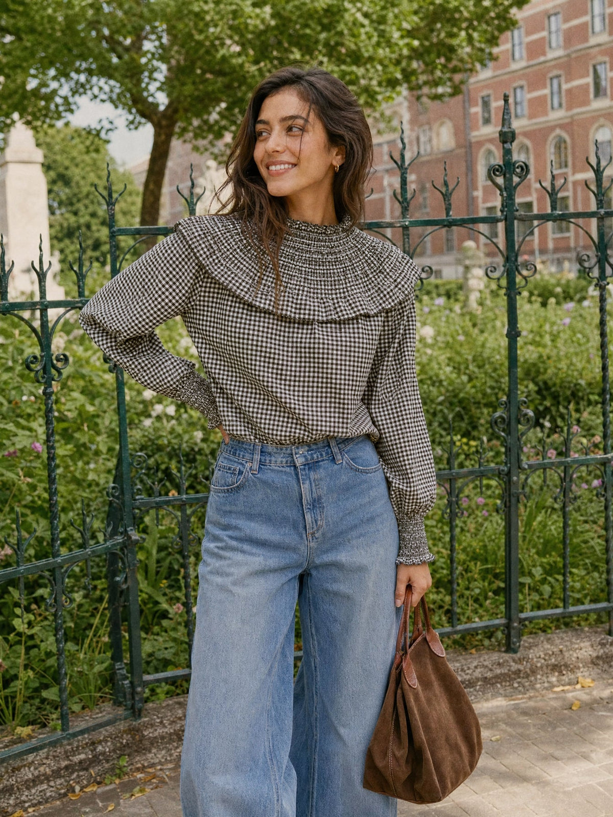 Blouse vichy bordeaux rentrée dans un jean