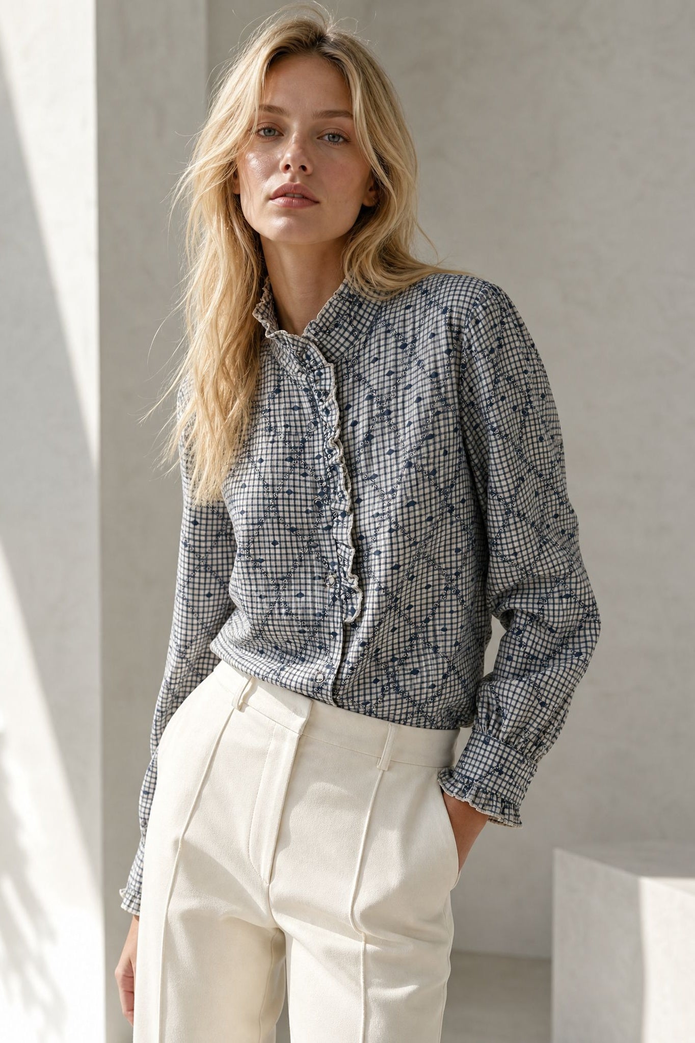 Blouse vichy plumetis à col montant volanté