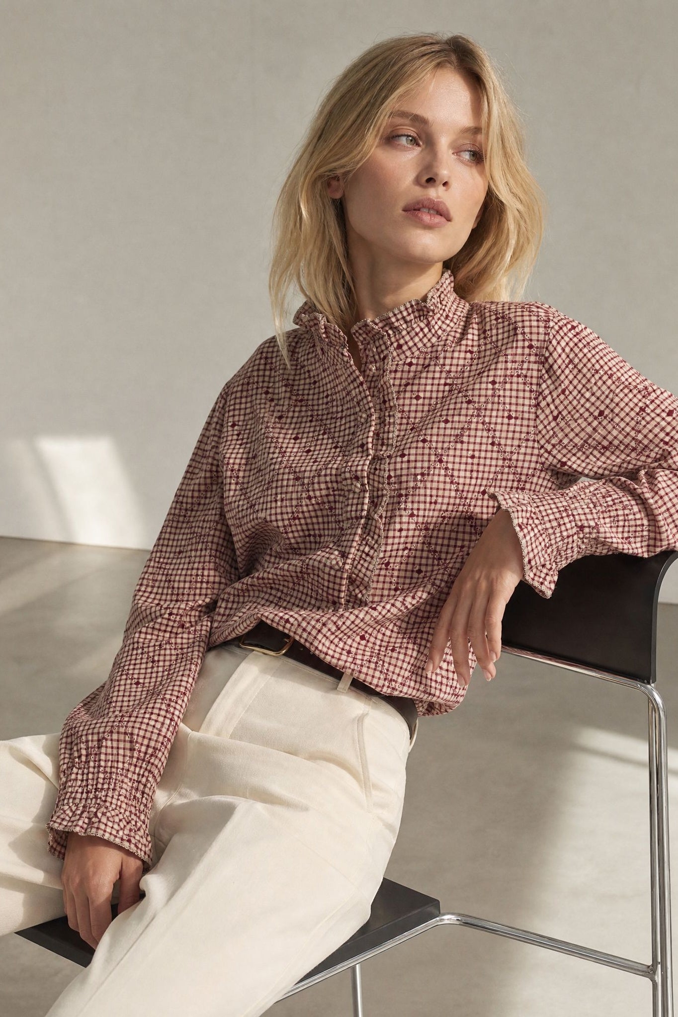 Blouse vichy plumetis à col montant volanté