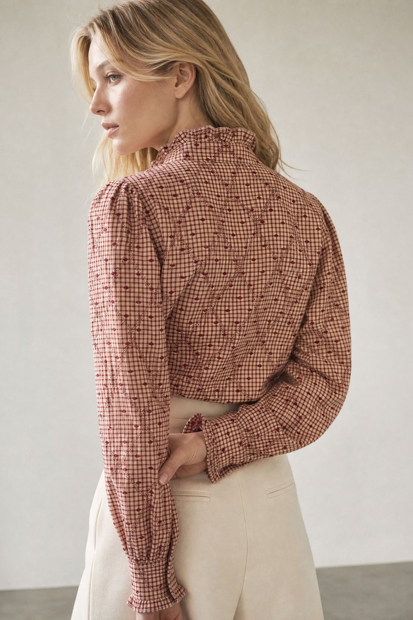Blouse vichy plumetis à col montant volanté