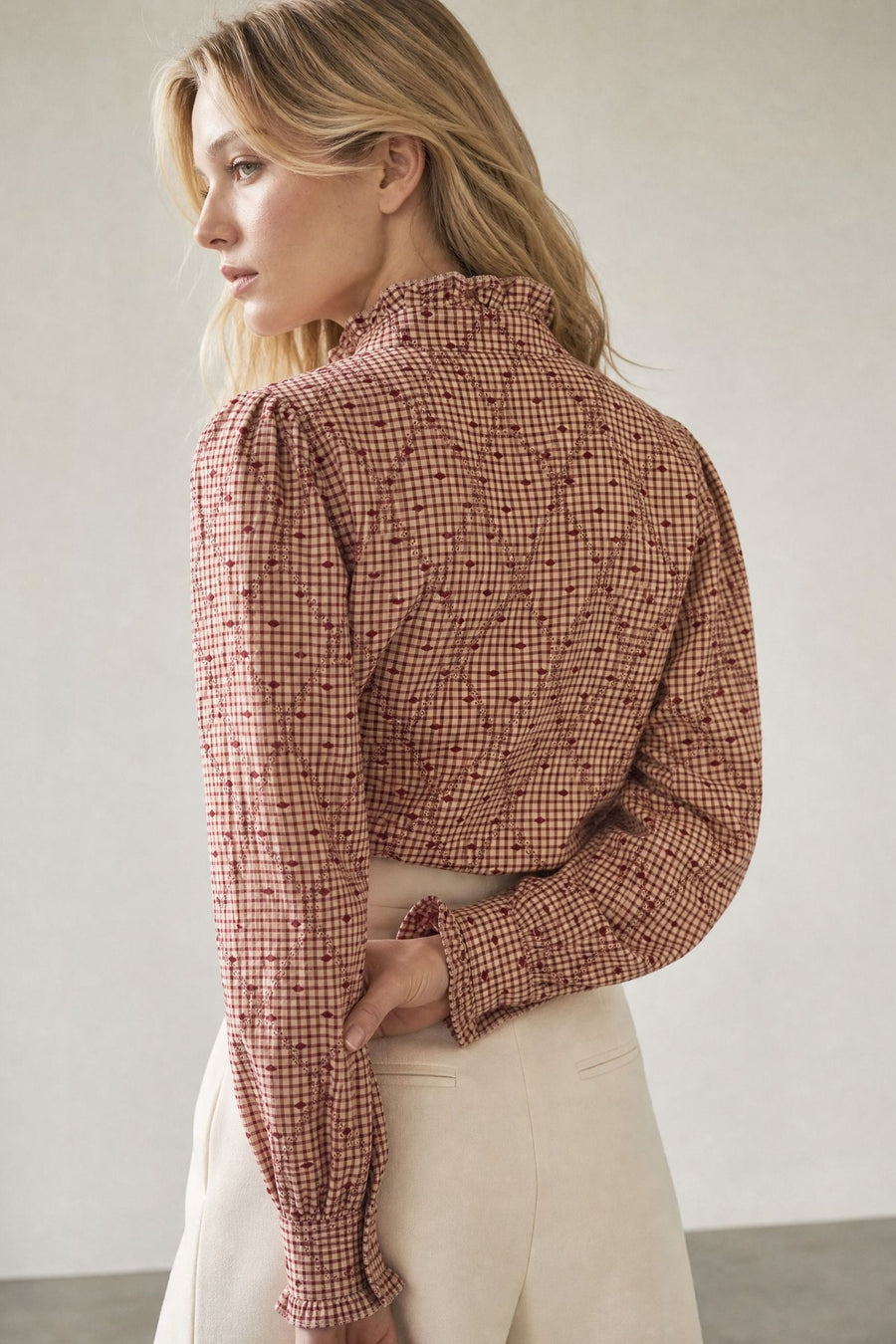 Blouse vichy plumetis à col montant volanté