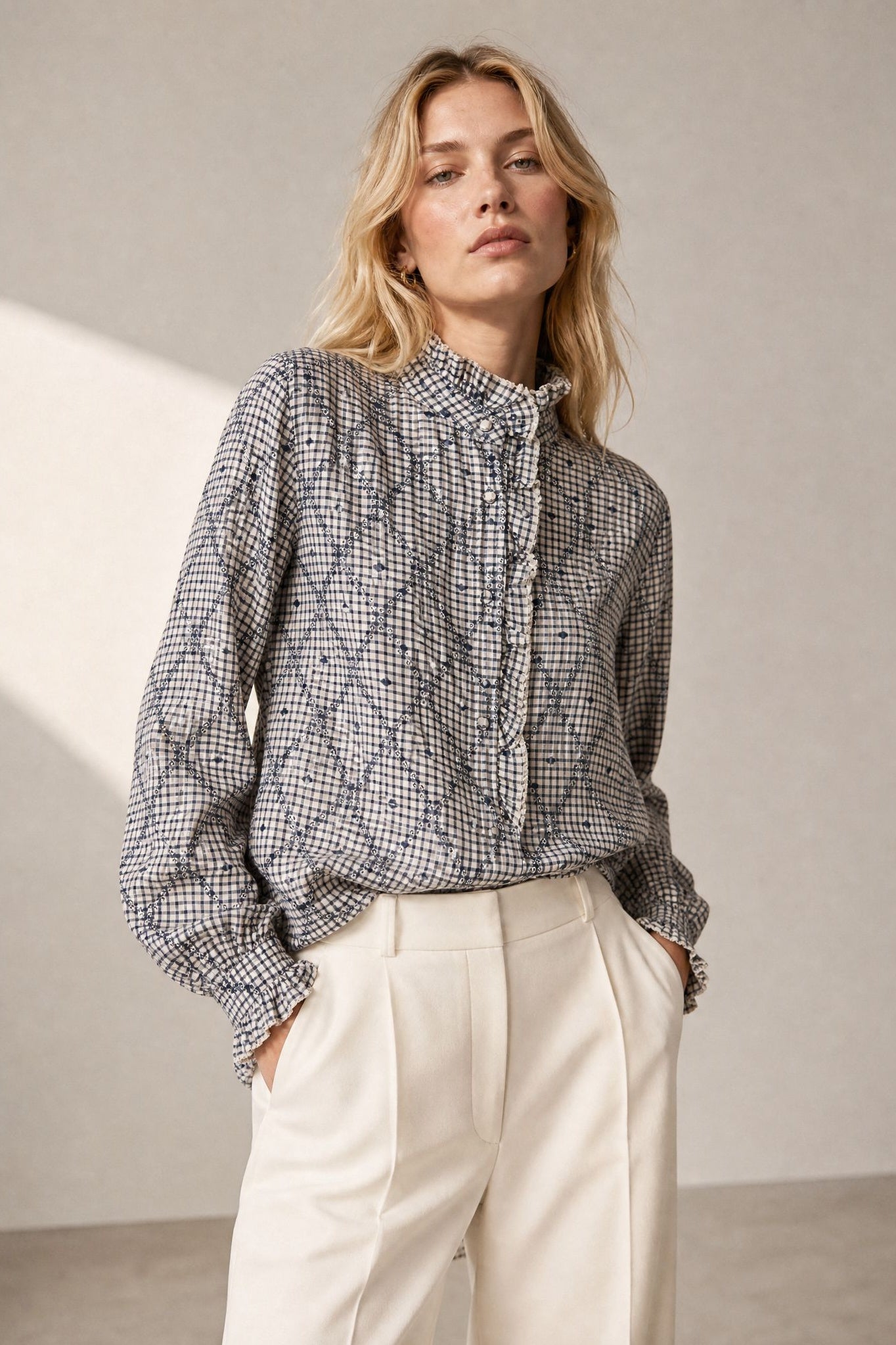 Blouse vichy plumetis à col montant volanté