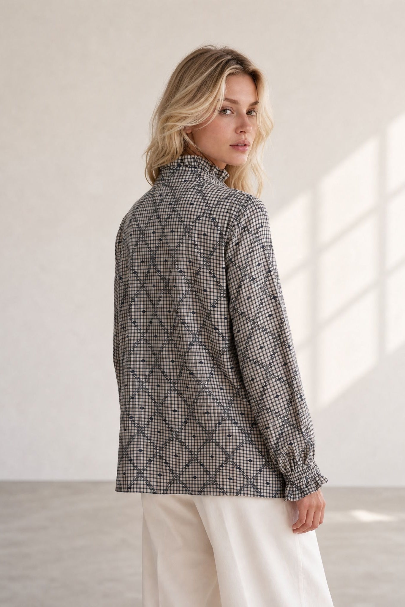 Blouse vichy plumetis à col montant volanté