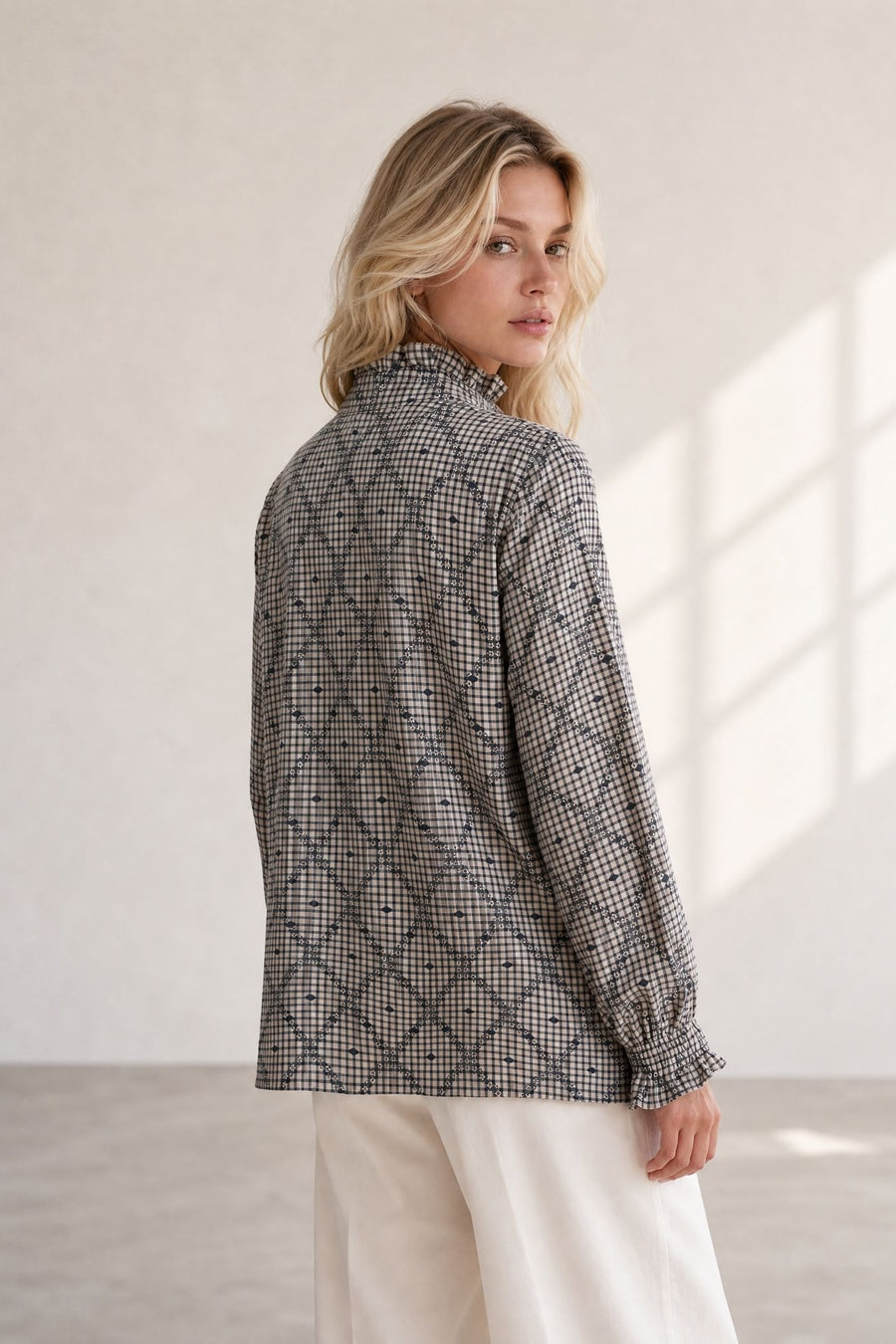 Blouse vichy plumetis à col montant volanté