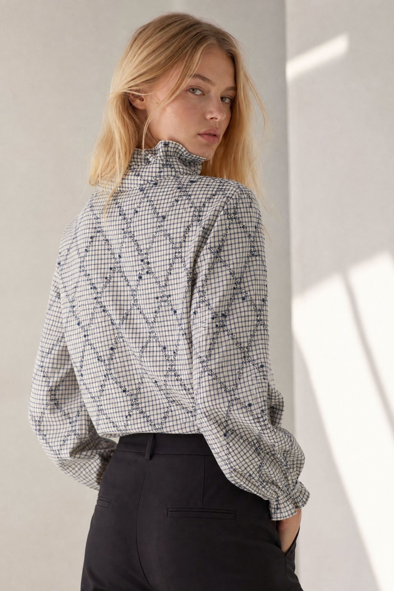 Blouse vichy plumetis à col montant volanté