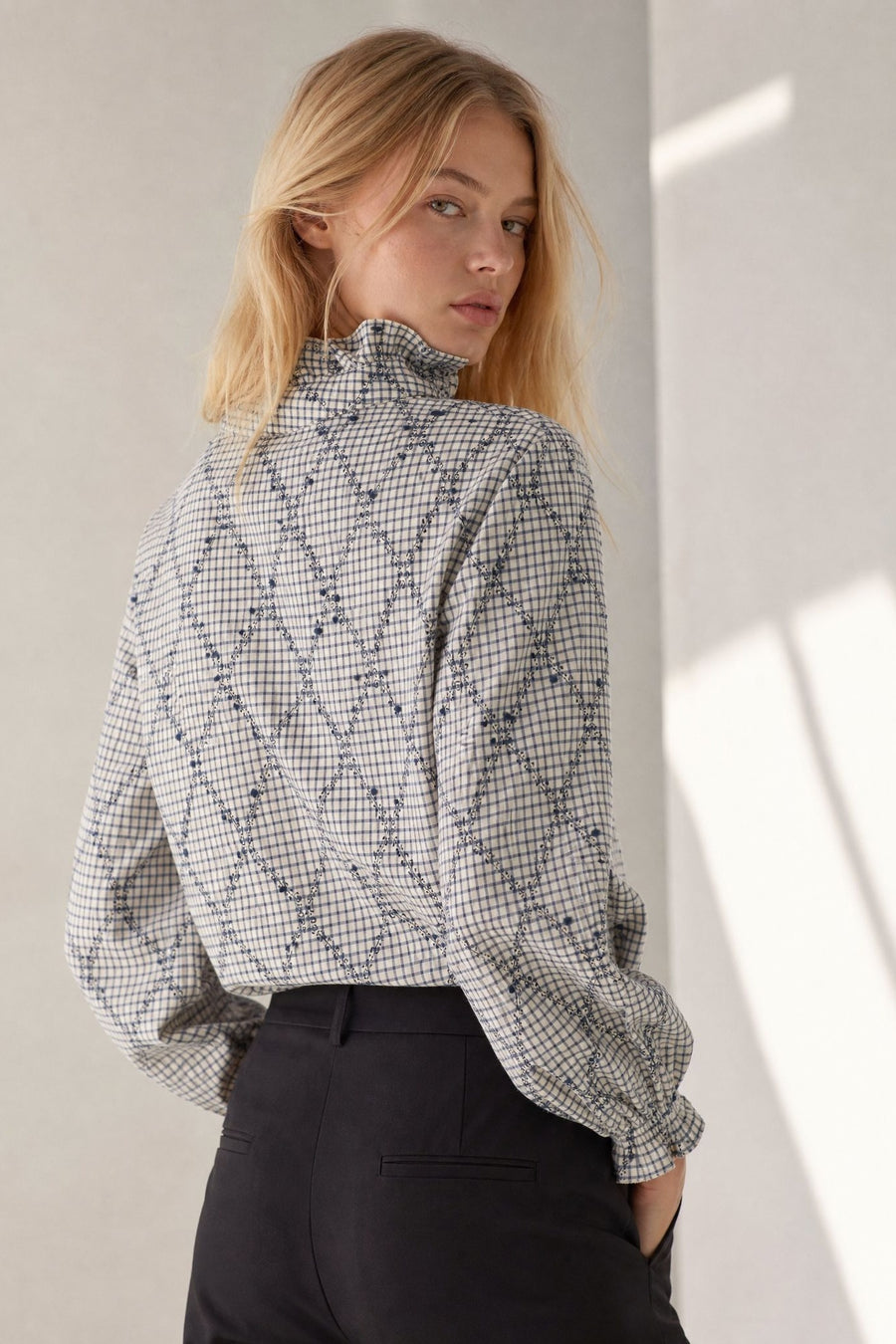 Blouse vichy plumetis à col montant volanté