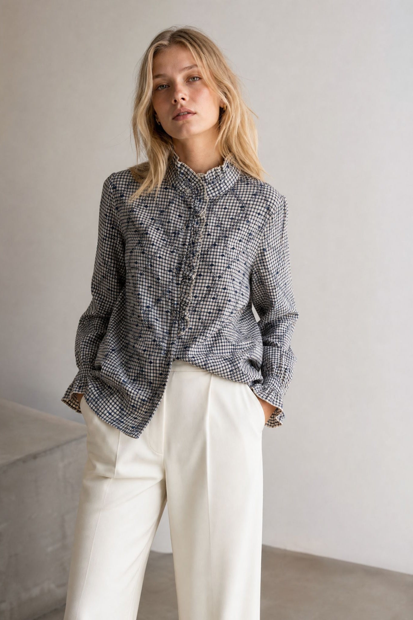 Blouse vichy plumetis à col montant volanté