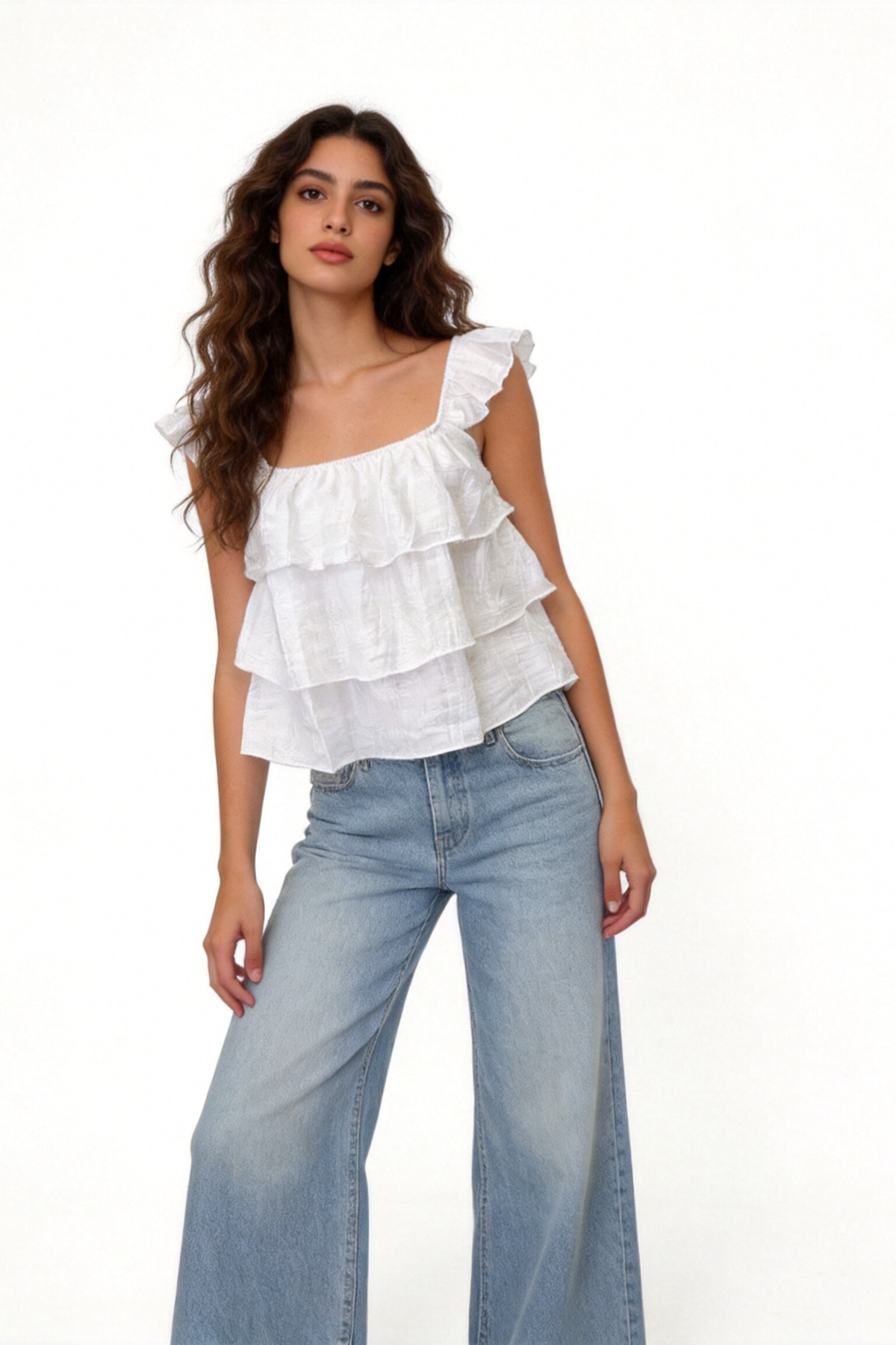 Blouse blanche à volants portée avec un jean, vue de trois quarts