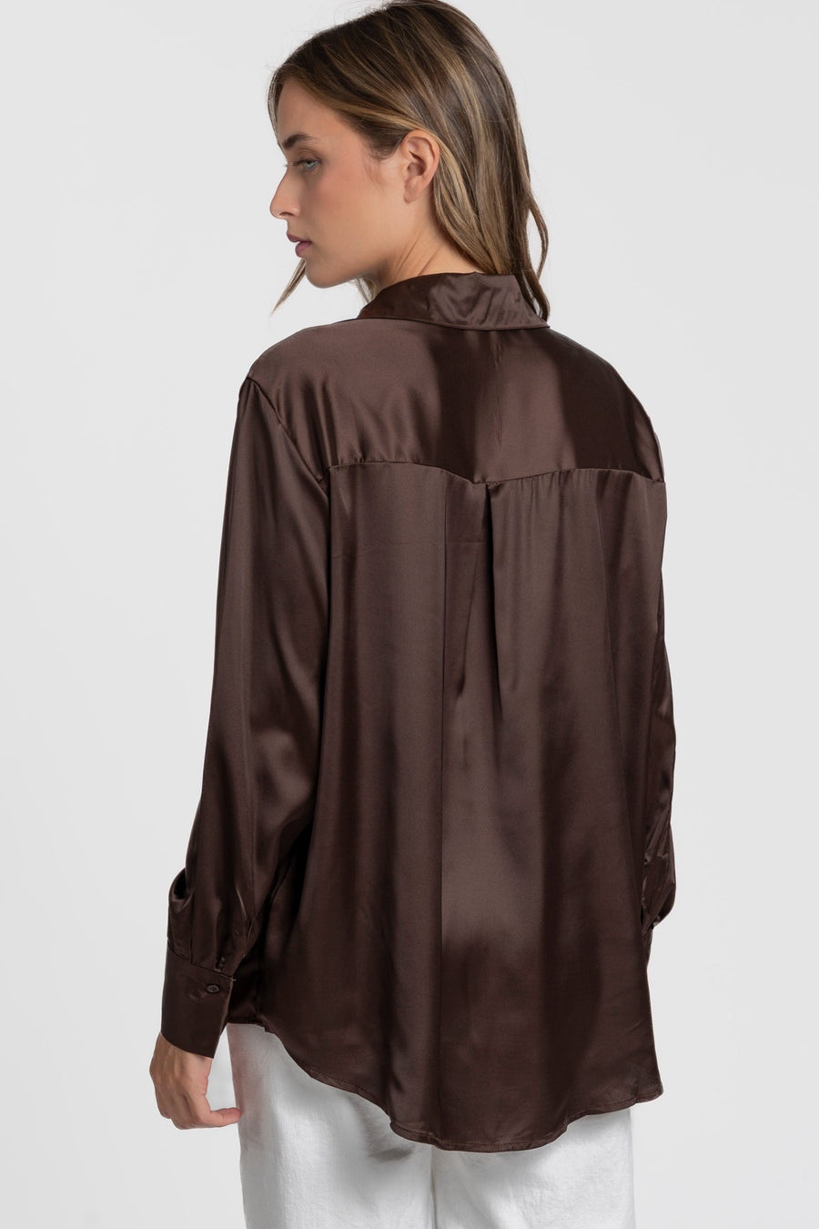 Détails du dos d'une blouse satinée femme élégante en brun, montrant le col chemise et la coupe ample.