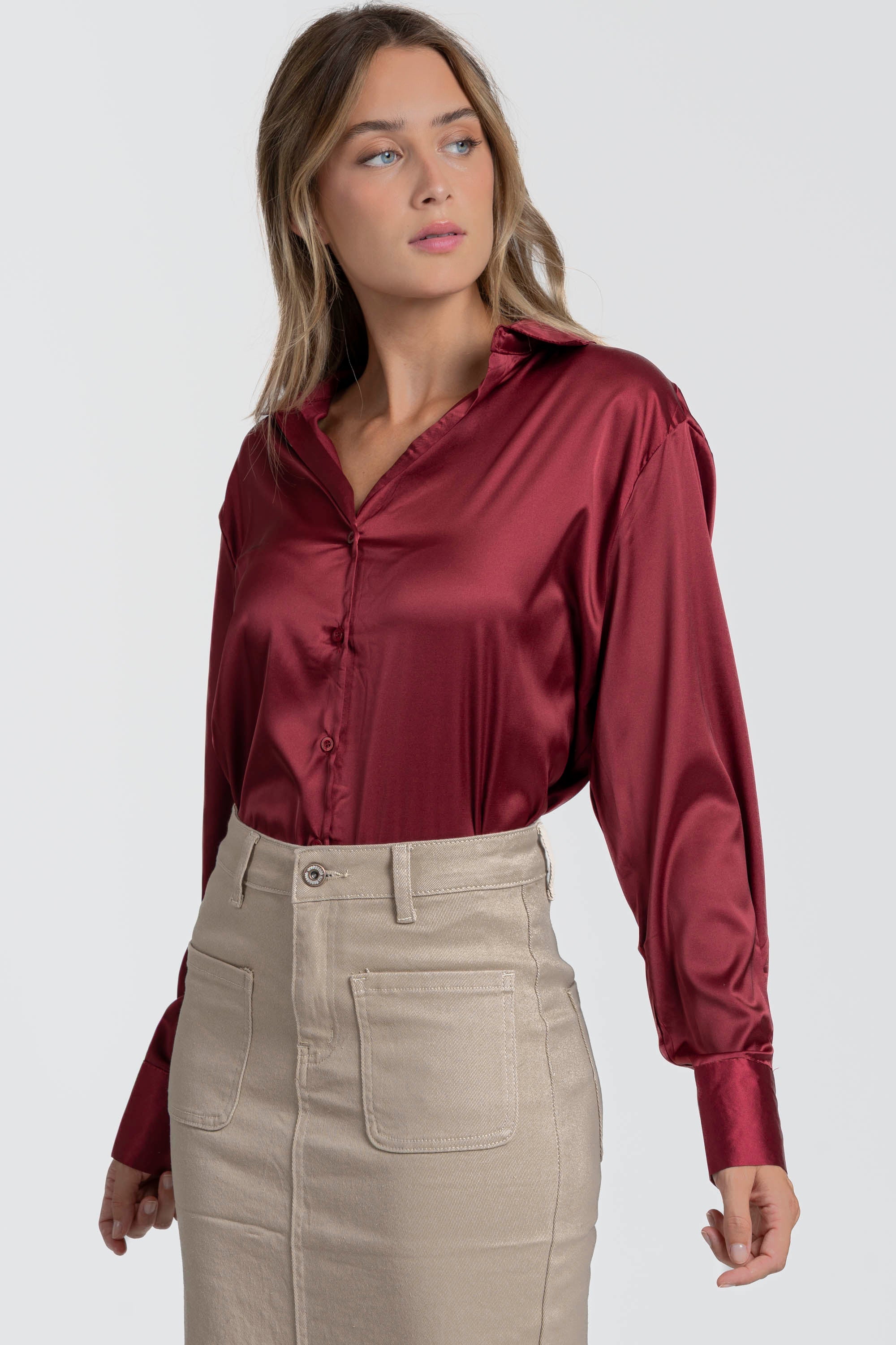 Blouse satinée femme élégante en rouge, avec col chemise, portée par un modèle, idéale pour un look sobre et tendance.