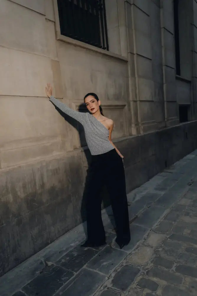 Vêtements femme body asymétrique drapé à une épaule en gris et noir