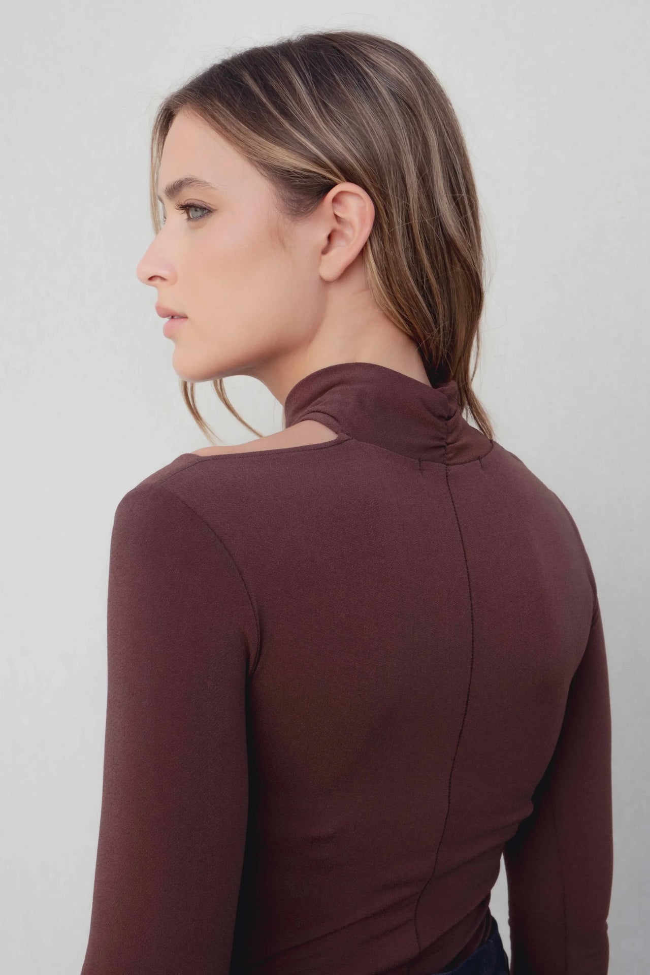 Vue de dos du body drapé chic – Manches longues – Marron – Col croisé sur une mannequin, mettant en valeur le design élégant du body manche longue femme.