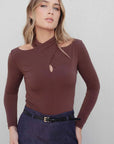 Le body drapé chic – Manches longues – Marron – Col croisé porté par une femme, mettant en avant le col croisé et la silhouette élégante du body manche longue femme.