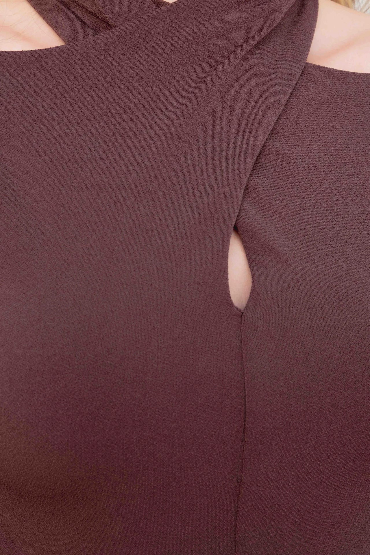 Détail du col croisé du body drapé chic – Manches longues – Marron, soulignant l'originalité du body manche longue femme.