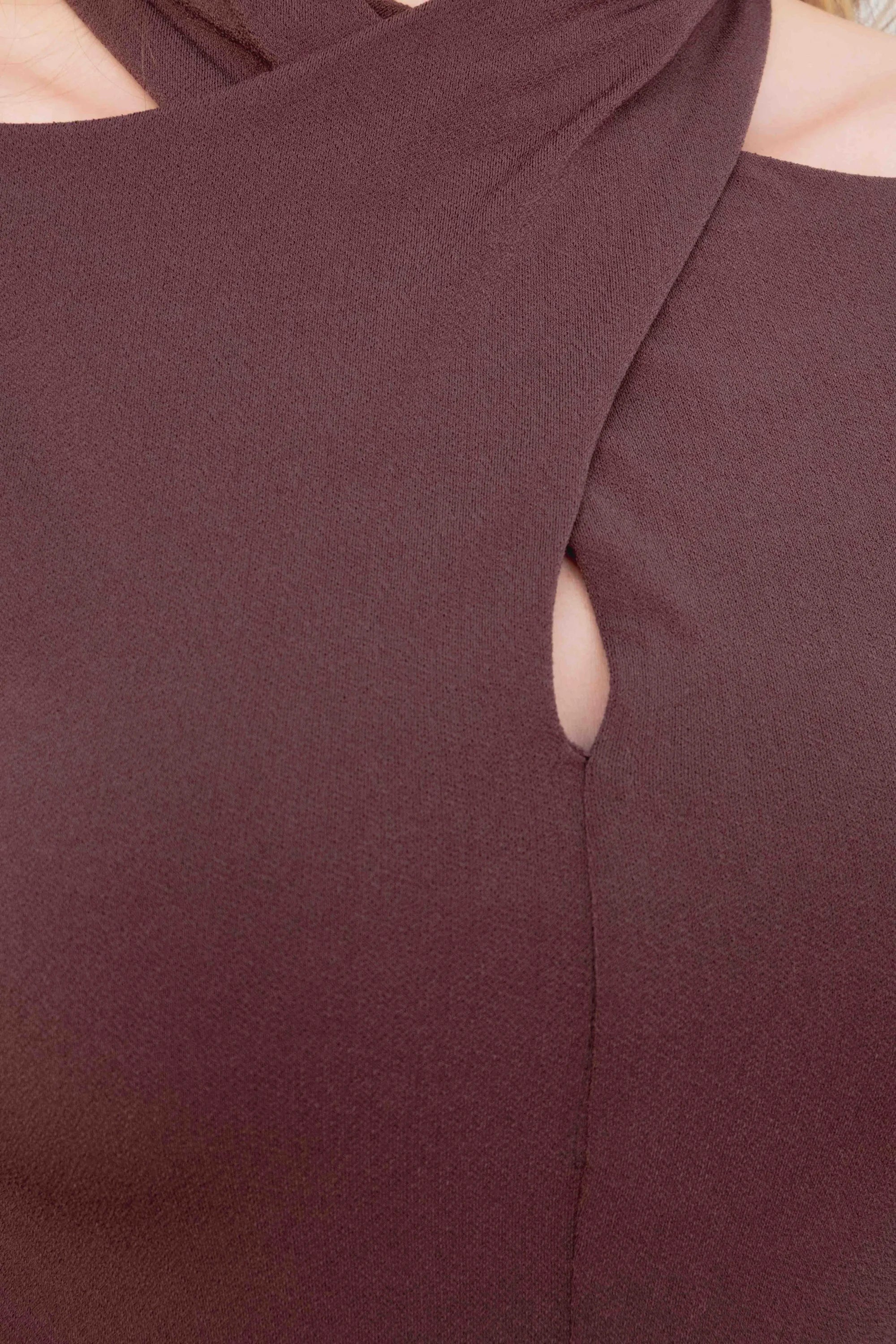 Photo d’une robe femme drapé marron avec col croisé, manches longues et découpe clé