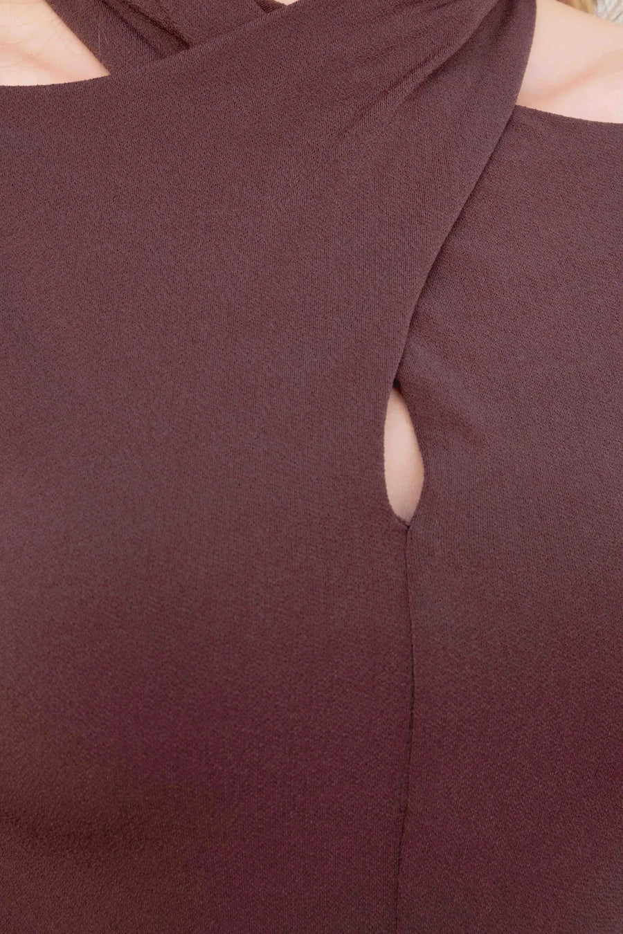Détail du col croisé du body drapé chic – Manches longues – Marron, soulignant l'originalité du body manche longue femme.
