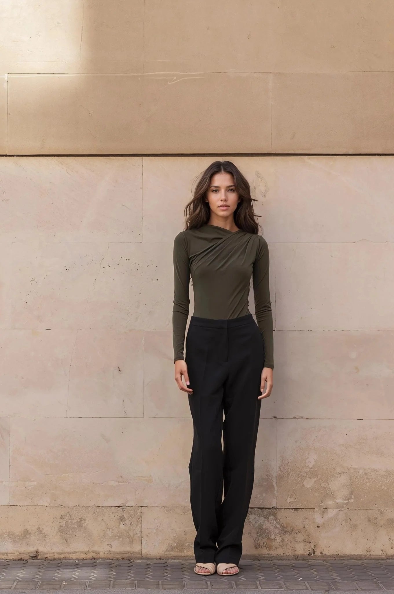 Vêtements femme body drapé vert asymétrique avec manches longues et pantalon noir large