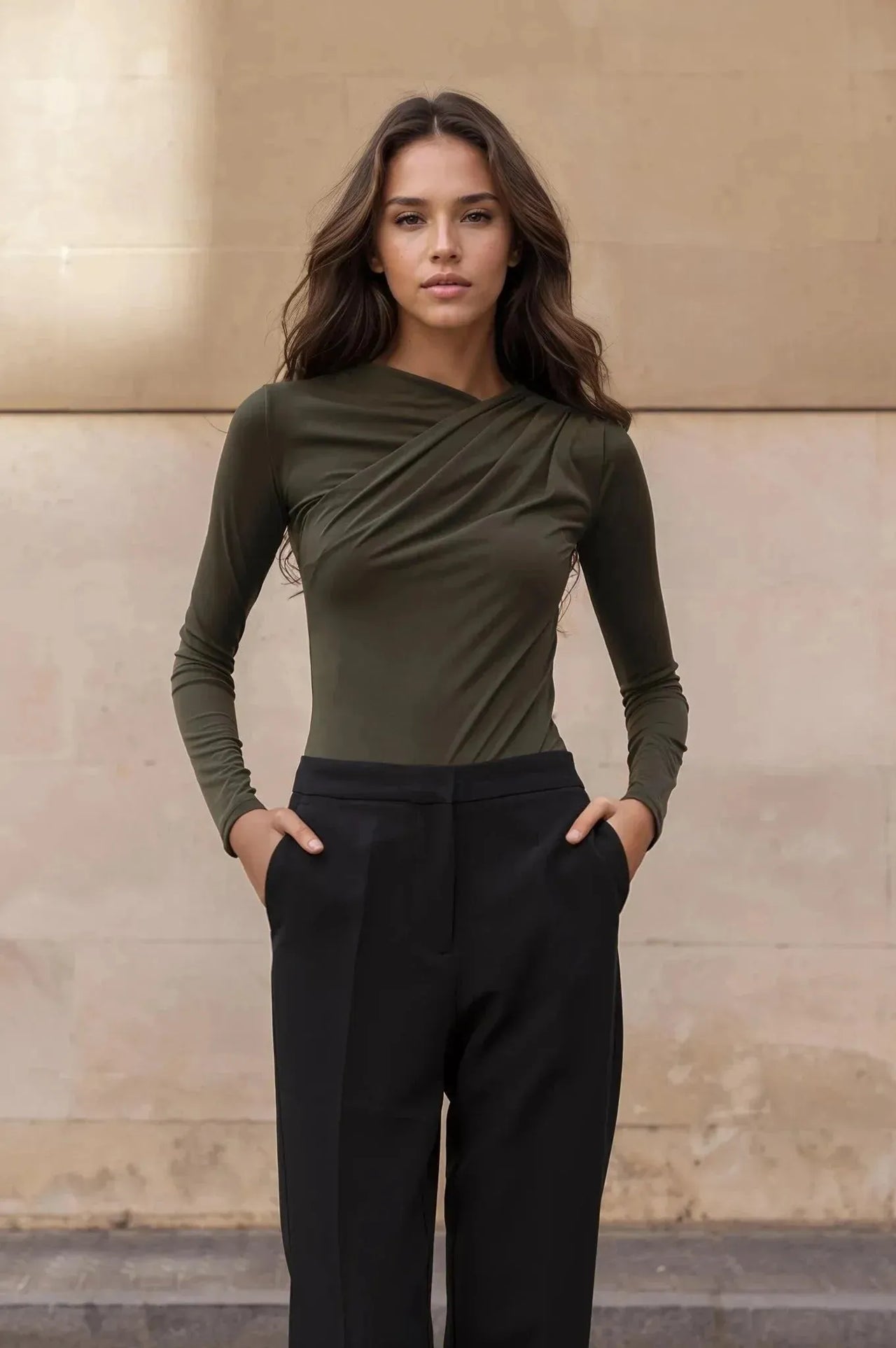 Body vert olive élégant avec drapé sur un modèle, combinaison parfaite avec un pantalon noir.