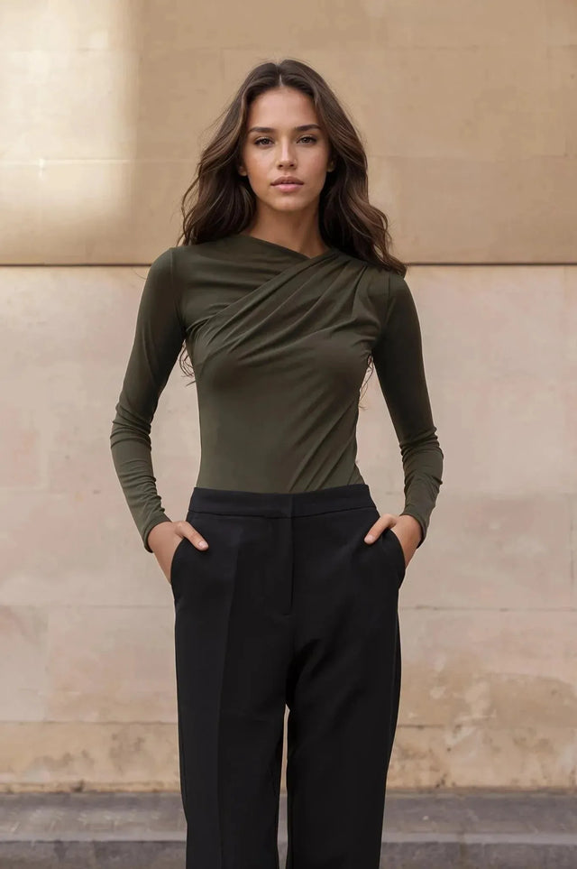 Body vert olive élégant avec drapé sur un modèle, combinaison parfaite avec un pantalon noir.