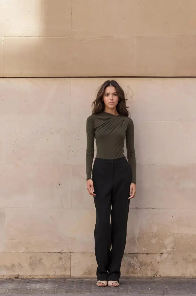 Vêtements femme body drapé vert asymétrique avec manches longues et pantalon noir large