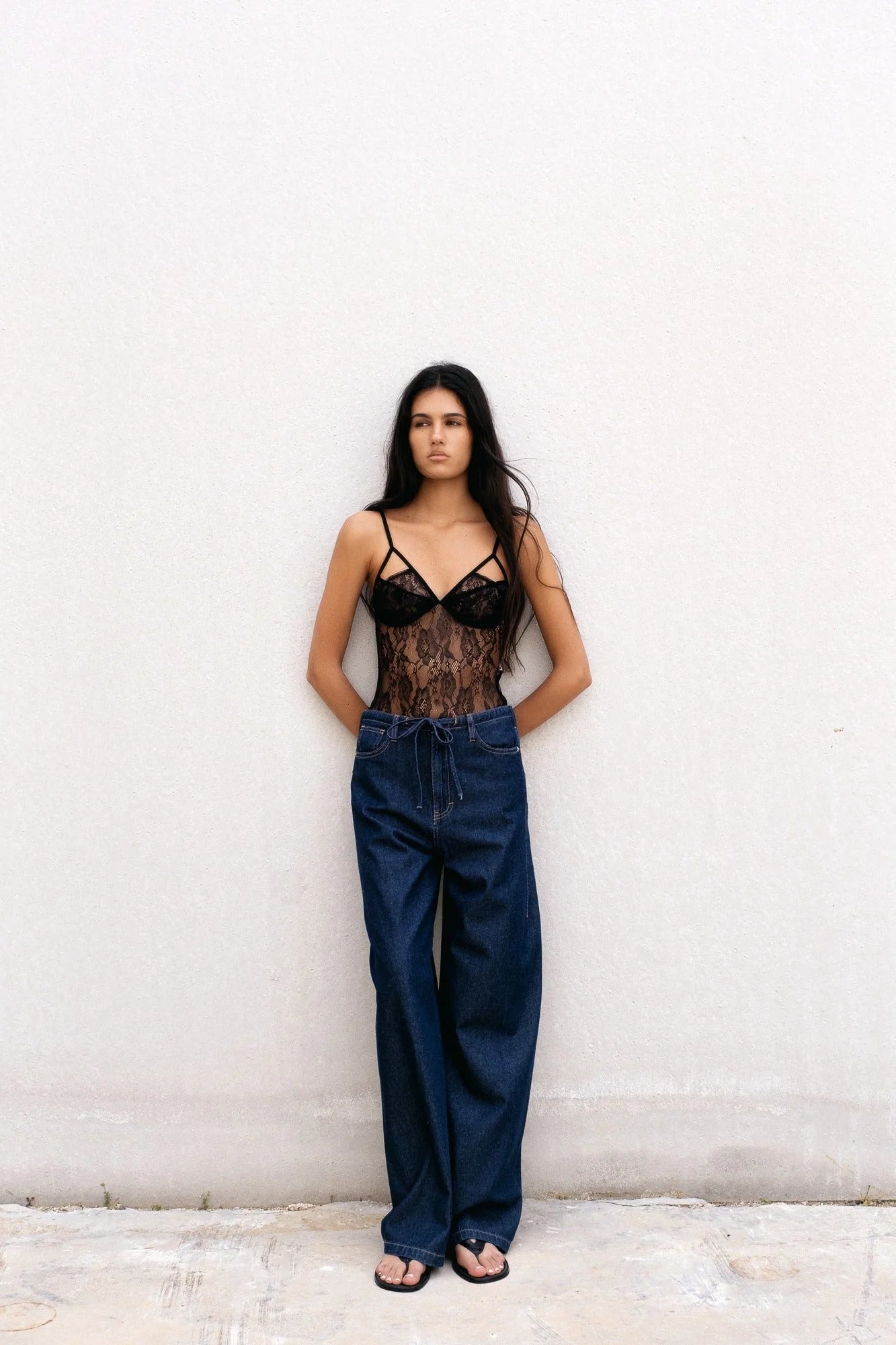 Body en dentelle noire à bretelles fines avec jean large bleu foncé pour femme