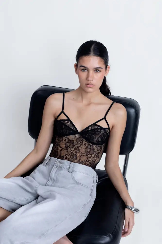 Body en dentelle noire à bretelles fines avec découpes et détails sexy