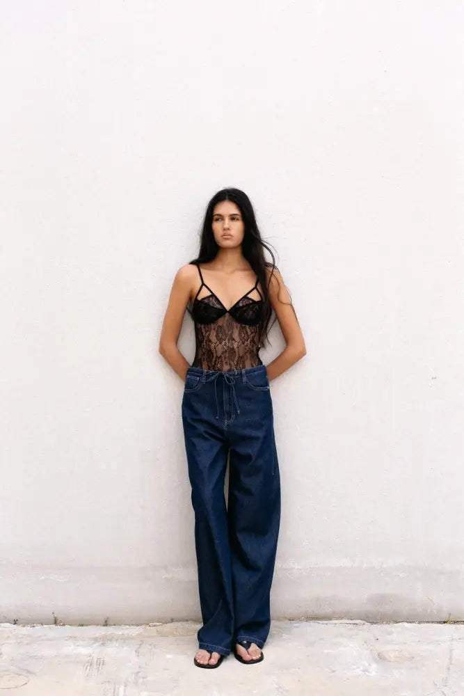 Body en dentelle noire à bretelles fines avec jean large bleu foncé pour femme
