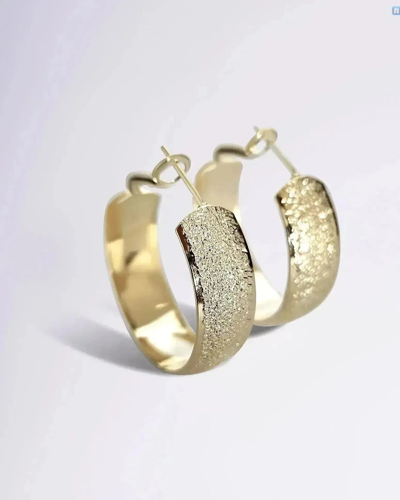 Boucles d'oreille plaqué or élégamment disposées, mettant en avant leur finition unique. Boucle d'oreille tendance pour toutes les occasions.