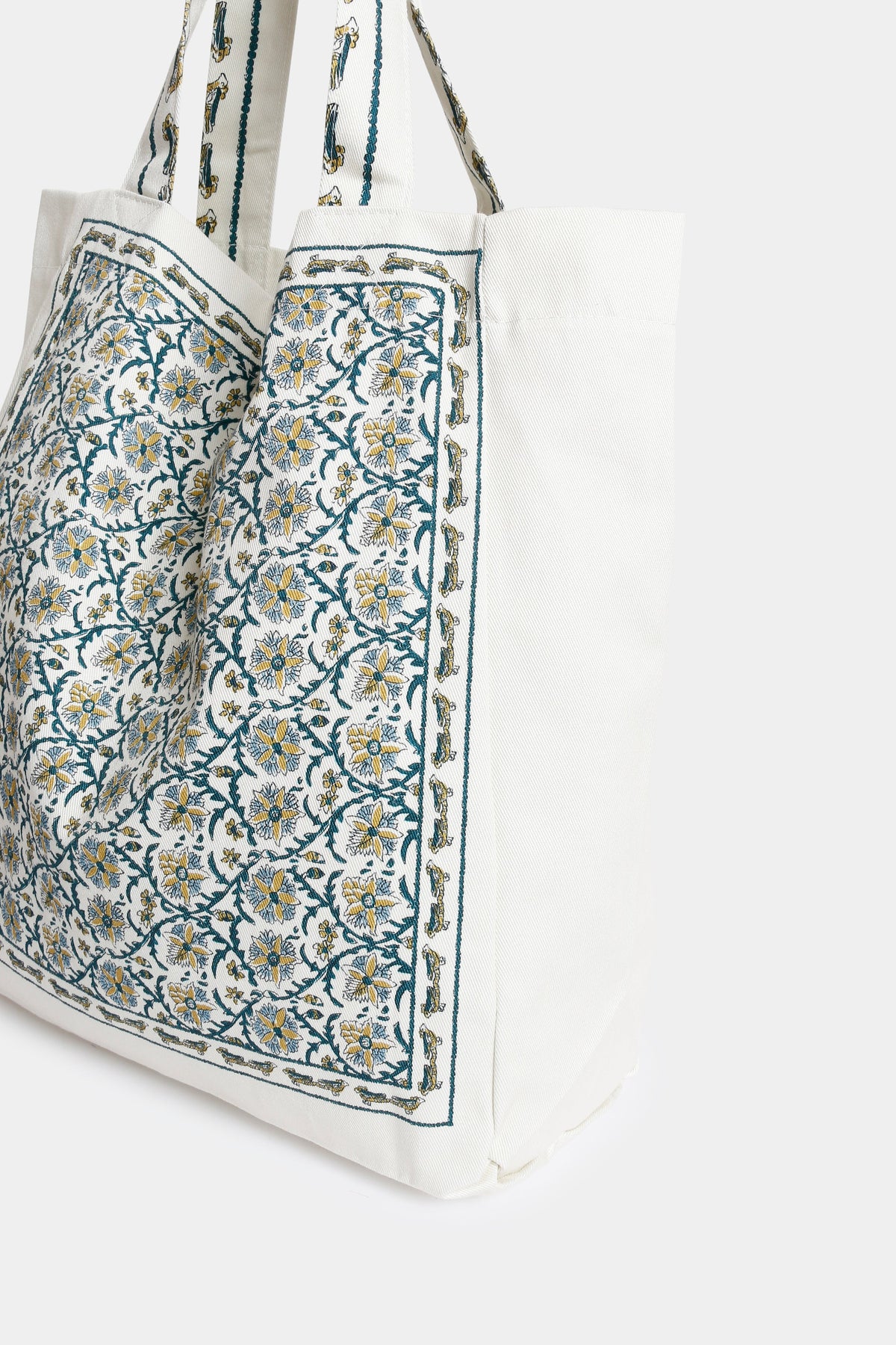 Détail du panneau fleuri encadré et du soufflet du cabas en toile écrue