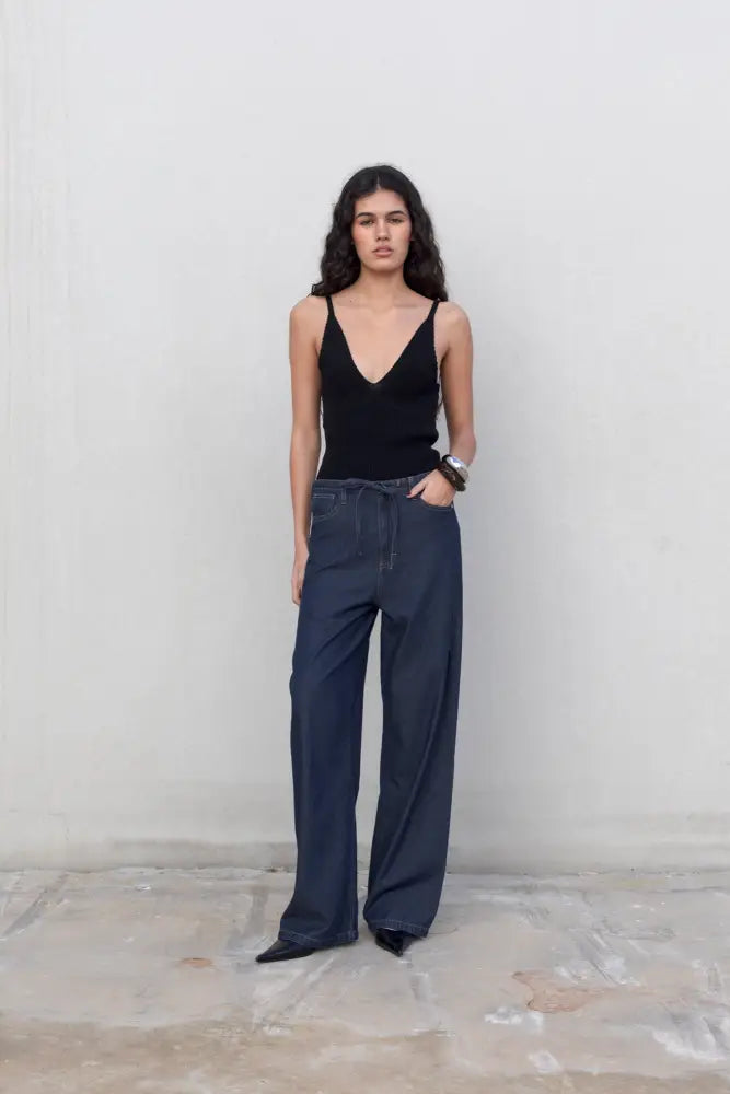 Camisole noire avec pantalon fluide effet denim et V-neckline, style fluide effet denim