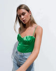 Gros plan sur un Body Satin Vert Effet Corset, mettant en valeur son style chic. Idéal pour accentuer les courbes, ce body corset garantit style et confort.