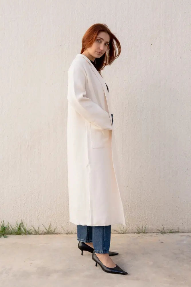 Veste maille oversize cosy chic portée avec jeans bleus et talons noirs style cosy