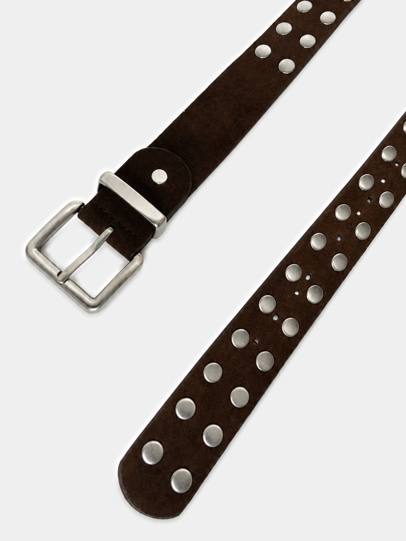 Détail de la boucle ardillon de la ceinture cloutée