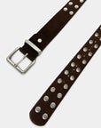 Détail de la boucle ardillon de la ceinture cloutée