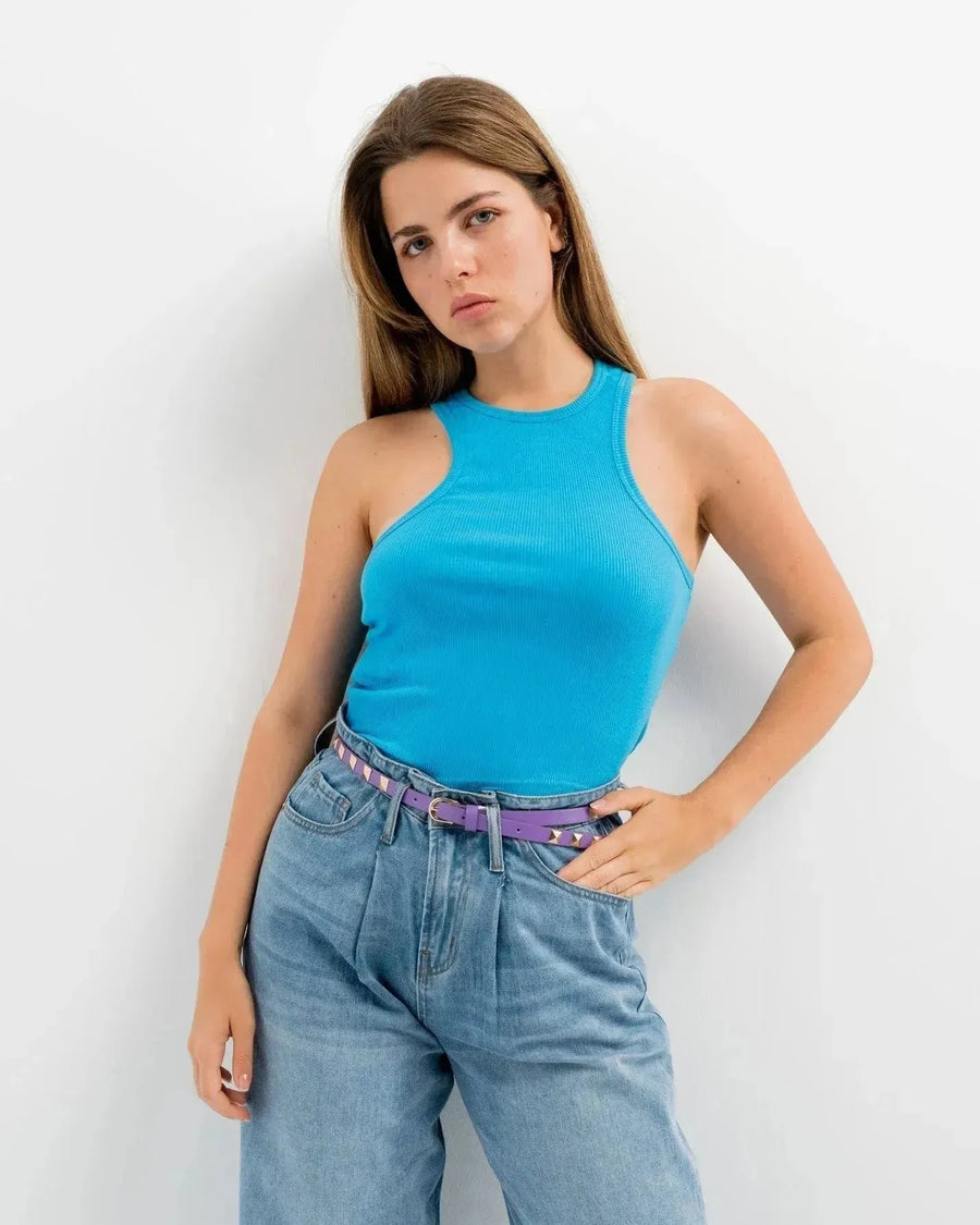 Mode femme avec ceinture noire rock chic à clous dorés, portant une ceinture noire cloutée pour un style décontracté et tendance.