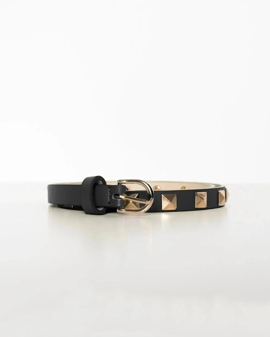 Ceinture noire rock chic à clous dorés, une ceinture noire cloutée idéale pour apporter une touche audacieuse à vos tenues.