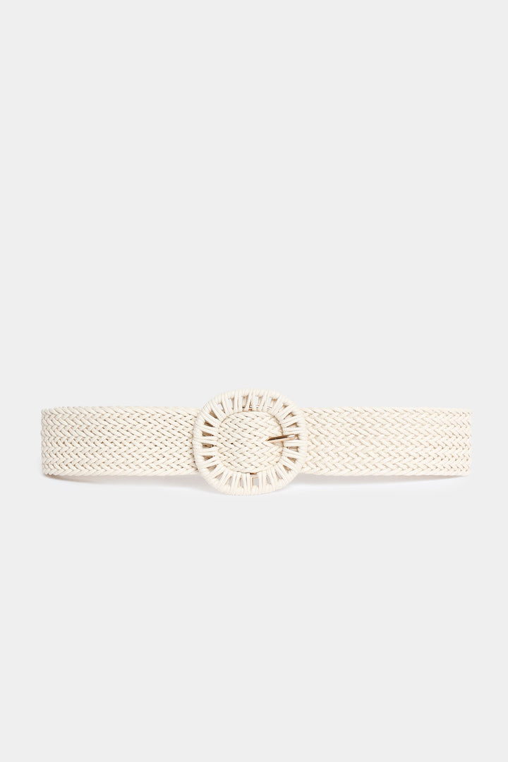Ceinture tressée beige avec boucle ronde recouverte, présentée à plat