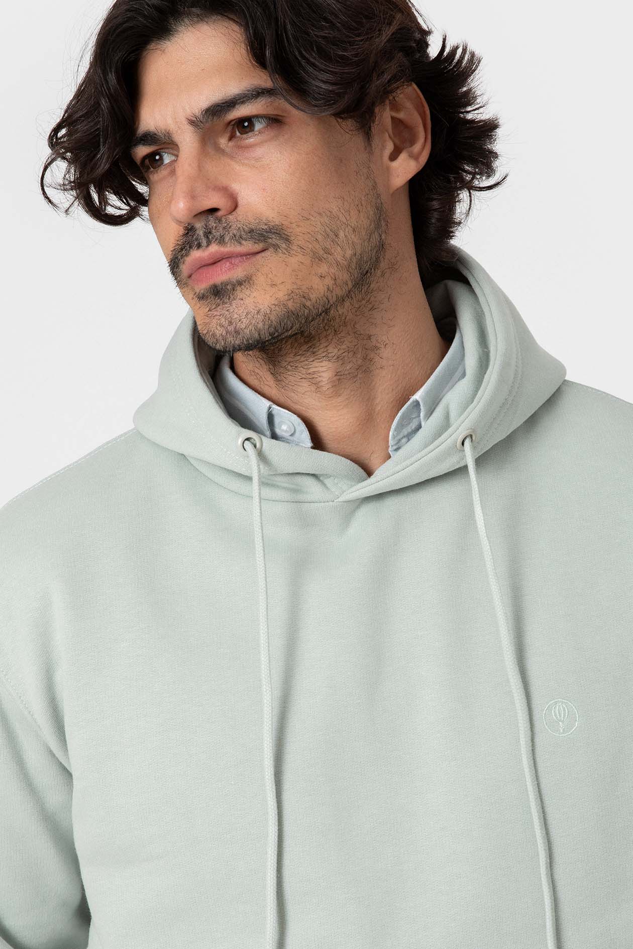 Détail de la capuche et des cordons du sweat vert pâle