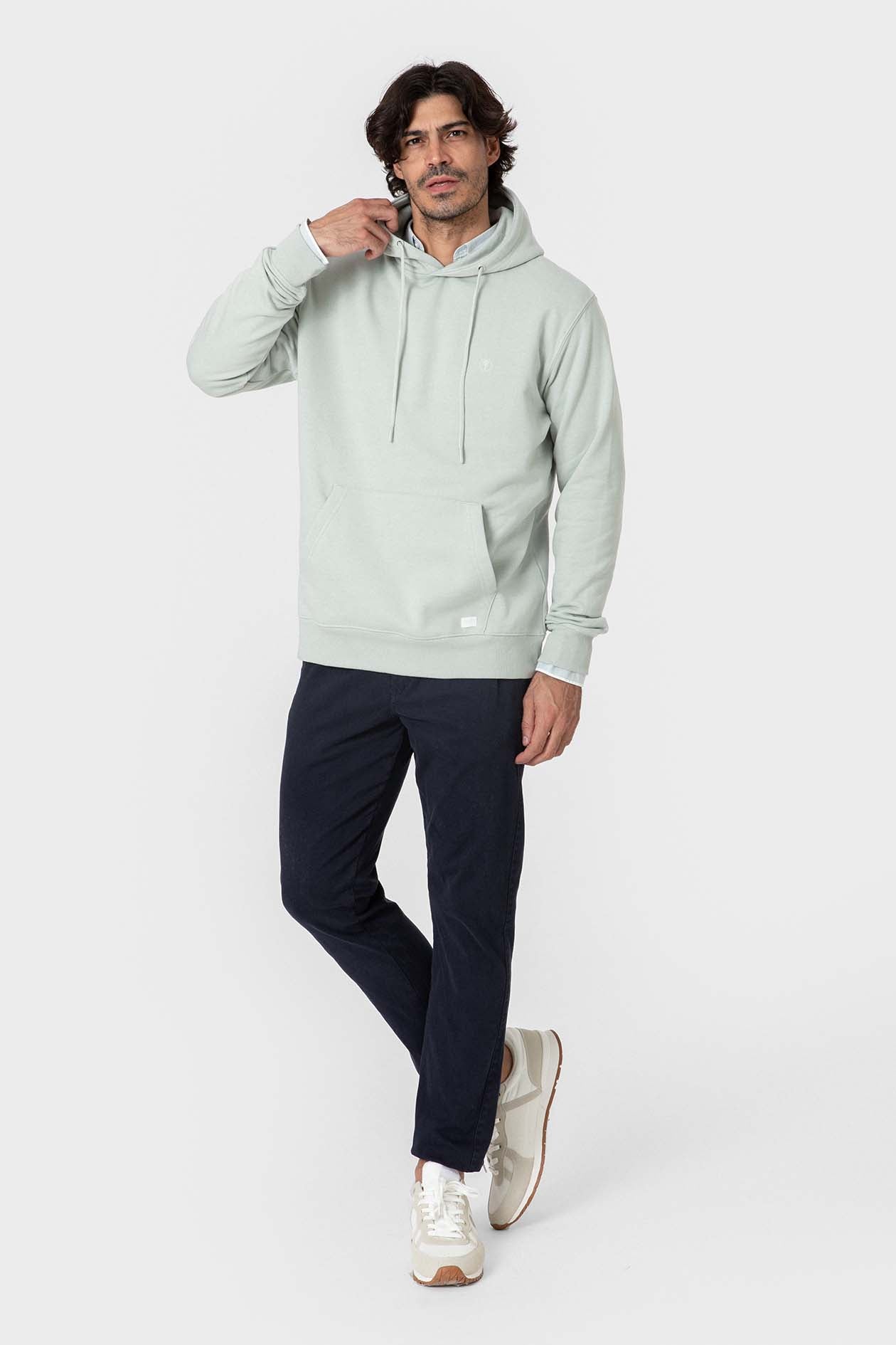 Vue entière du sweat à capuche vert pâle