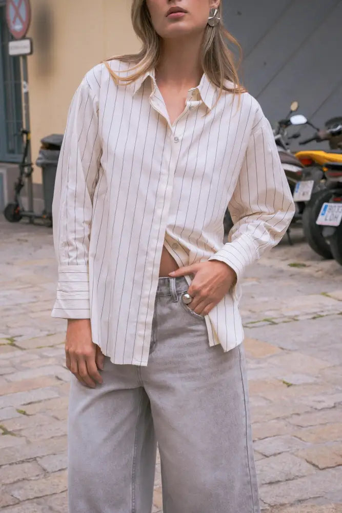 Chemise à fines rayures femme blanc et beige, longue manche, élégant style