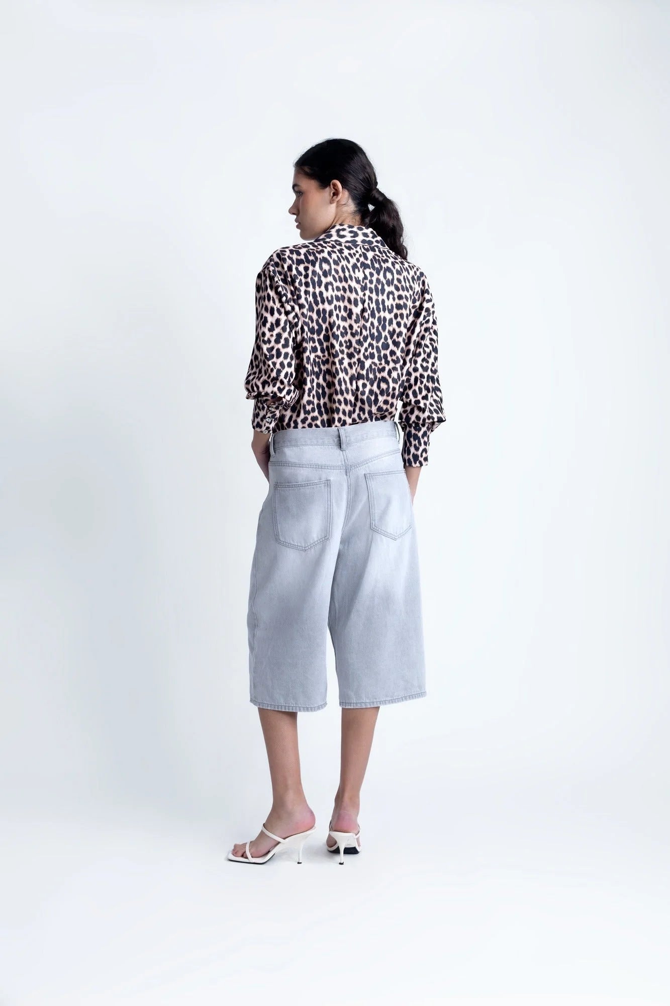 Chemise à imprimé léopard avec manches longues et denim culottes à ourlet brut