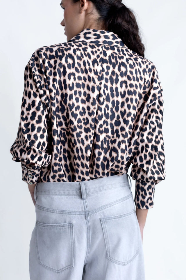 Détail de la chemise à imprimé léopard à manches longues vue de dos, avec un style décontracté. Chemise longue leopard femme.
