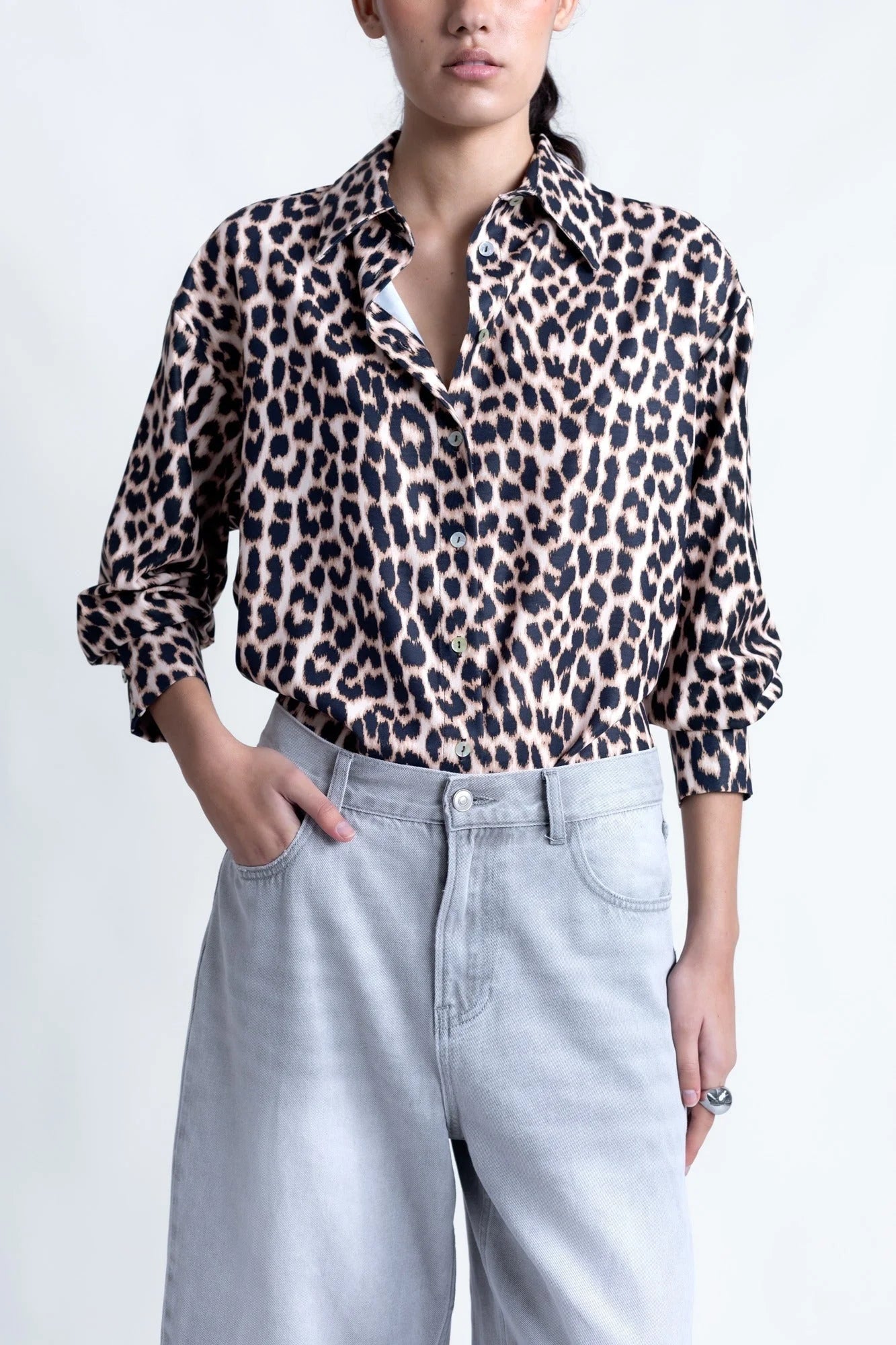 Chemise à imprimé léopard avec manches longues et manches retroussées pour un look audacieux