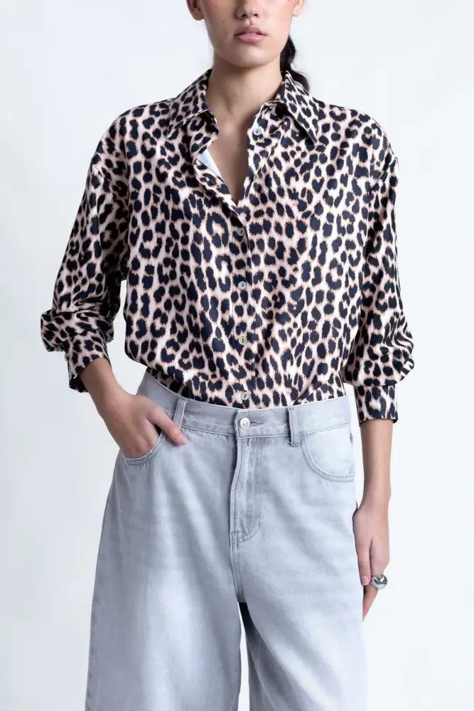 Chemise à imprimé léopard avec manches longues et manches retroussées pour un look audacieux