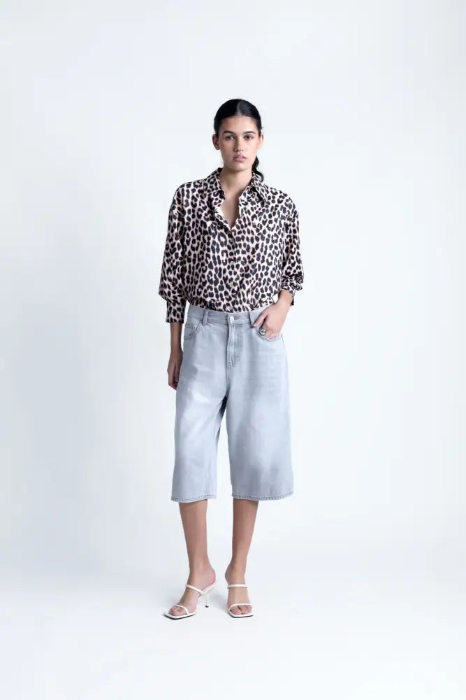 Chemise à imprimé léopard à manches longues avec culottes en denim clair, look audacieux