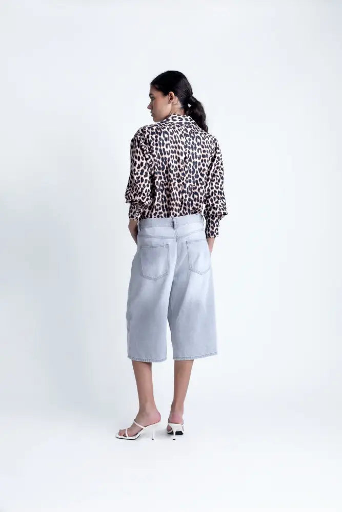 Chemise à imprimé léopard avec manches longues et denim culottes à ourlet brut